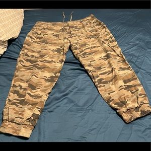 Womens gap camouflage pants